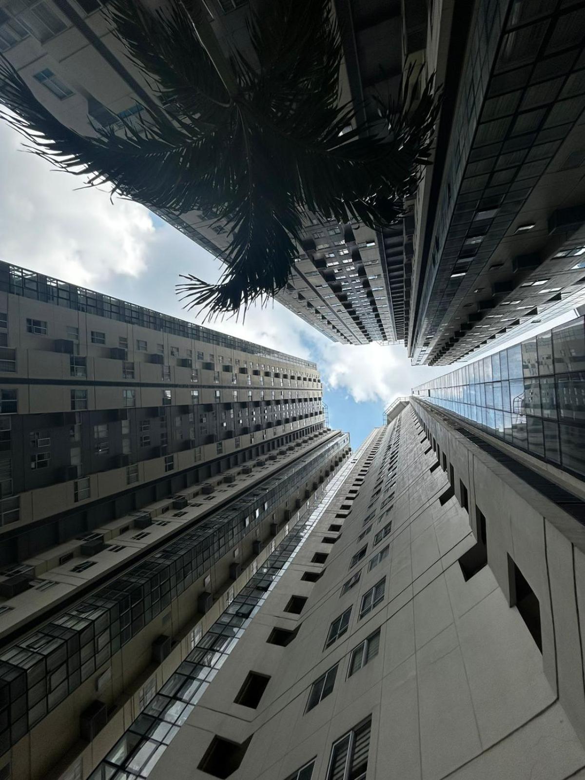 Oasis Regency @ Fort Victoria Bgc Taguig Exterior photo