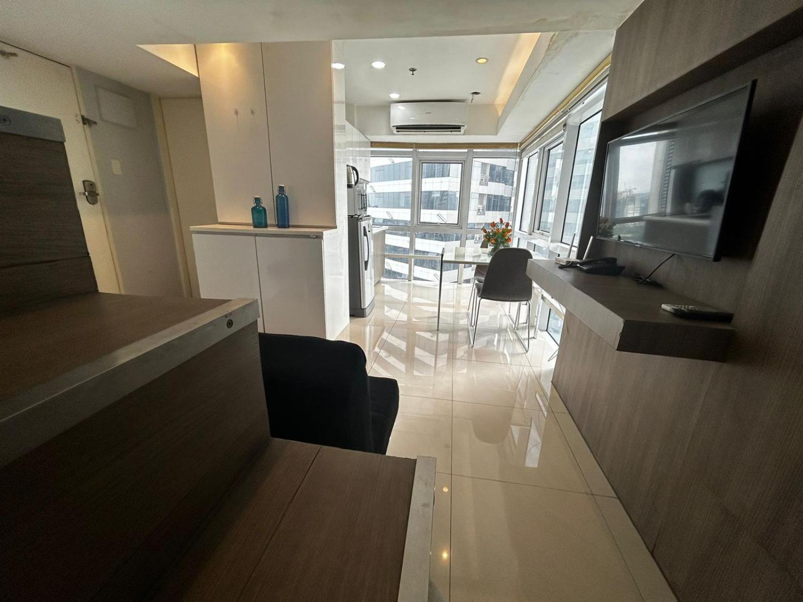 Oasis Regency @ Fort Victoria Bgc Taguig Exterior photo